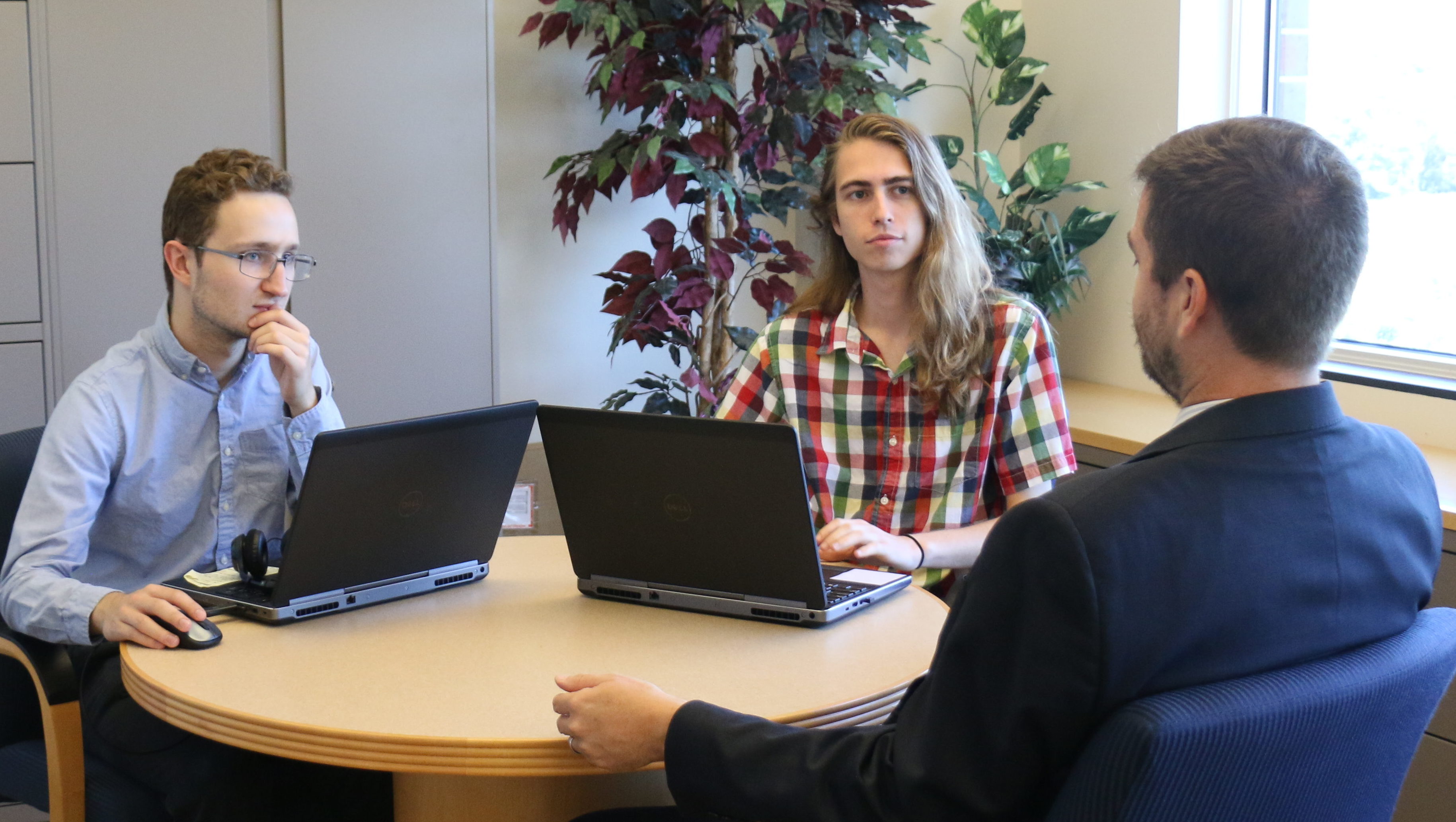 Students meet with Nittany AI Staff